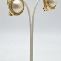ELEGANZA SENZA TEMPO. PAIO DI ORECCHINI VINTAGE ANNI’70 FIRMATI DALLA CELEBRE MAISON DELLA MODA PARIGINA “CHRISTIAN DIOR”, IN METALLO GOLDTONE, PERLA BIJOU E CRISTALLI DIAMOND-LIKE. - immagine 9