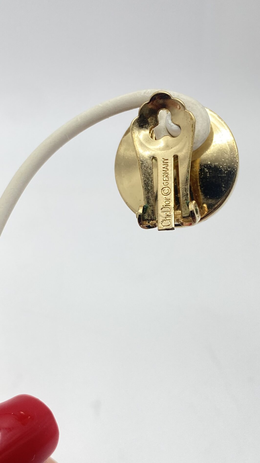 ELEGANZA SENZA TEMPO. PAIO DI ORECCHINI VINTAGE ANNI’70 FIRMATI DALLA CELEBRE MAISON DELLA MODA PARIGINA “CHRISTIAN DIOR”, IN METALLO GOLDTONE, PERLA BIJOU E CRISTALLI DIAMOND-LIKE. - immagine 8