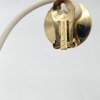 ELEGANZA SENZA TEMPO. PAIO DI ORECCHINI VINTAGE ANNI’70 FIRMATI DALLA CELEBRE MAISON DELLA MODA PARIGINA “CHRISTIAN DIOR”, IN METALLO GOLDTONE, PERLA BIJOU E CRISTALLI DIAMOND-LIKE. - immagine 8