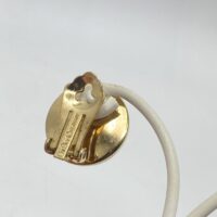 ELEGANZA SENZA TEMPO. PAIO DI ORECCHINI VINTAGE ANNI’70 FIRMATI DALLA CELEBRE MAISON DELLA MODA PARIGINA “CHRISTIAN DIOR”, IN METALLO GOLDTONE, PERLA BIJOU E CRISTALLI DIAMOND-LIKE. - immagine 7