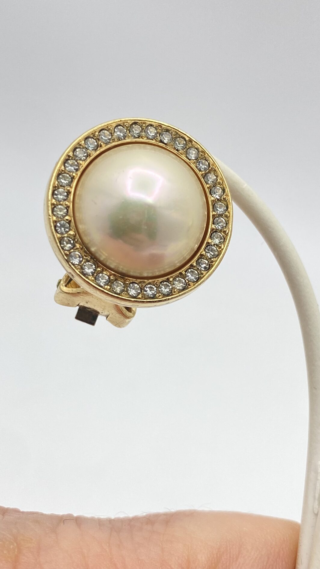 ELEGANZA SENZA TEMPO. PAIO DI ORECCHINI VINTAGE ANNI’70 FIRMATI DALLA CELEBRE MAISON DELLA MODA PARIGINA “CHRISTIAN DIOR”, IN METALLO GOLDTONE, PERLA BIJOU E CRISTALLI DIAMOND-LIKE. - immagine 6