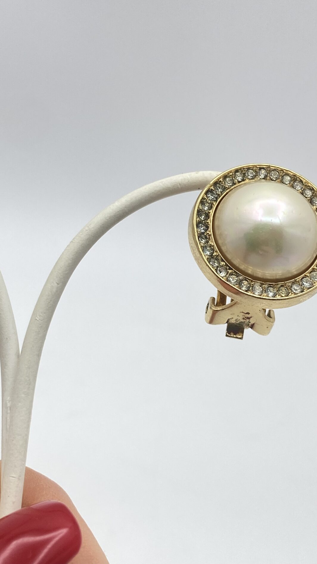 ELEGANZA SENZA TEMPO. PAIO DI ORECCHINI VINTAGE ANNI’70 FIRMATI DALLA CELEBRE MAISON DELLA MODA PARIGINA “CHRISTIAN DIOR”, IN METALLO GOLDTONE, PERLA BIJOU E CRISTALLI DIAMOND-LIKE. - immagine 11