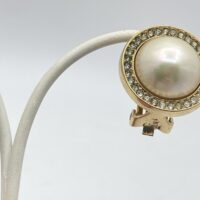 ELEGANZA SENZA TEMPO. PAIO DI ORECCHINI VINTAGE ANNI’70 FIRMATI DALLA CELEBRE MAISON DELLA MODA PARIGINA “CHRISTIAN DIOR”, IN METALLO GOLDTONE, PERLA BIJOU E CRISTALLI DIAMOND-LIKE. - immagine 11