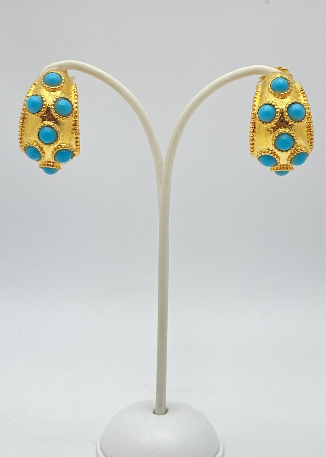 ORECCHINI VINTAGE FIRMATI “BOUCHER”, ANNI ’60, CON PASTE DI TURCHESE E METALLO GOLDTONE.