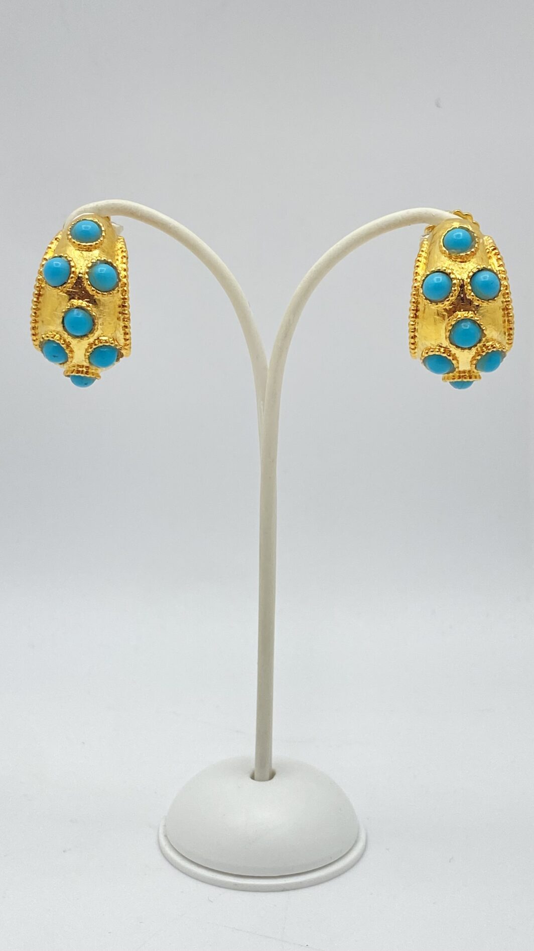 ORECCHINI VINTAGE FIRMATI “BOUCHER”, ANNI ’60, CON PASTE DI TURCHESE E METALLO GOLDTONE.