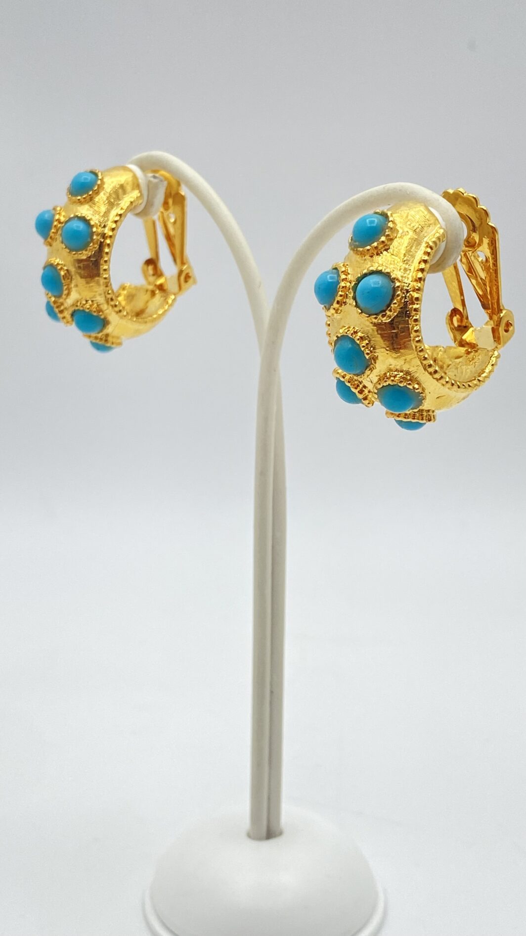 ORECCHINI VINTAGE FIRMATI “BOUCHER”, ANNI ’60, CON PASTE DI TURCHESE E METALLO GOLDTONE. - immagine 3