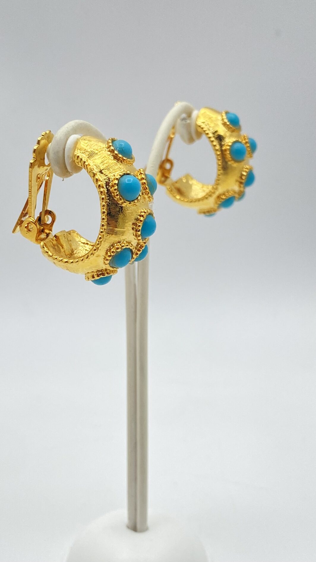 ORECCHINI VINTAGE FIRMATI “BOUCHER”, ANNI ’60, CON PASTE DI TURCHESE E METALLO GOLDTONE. - immagine 4