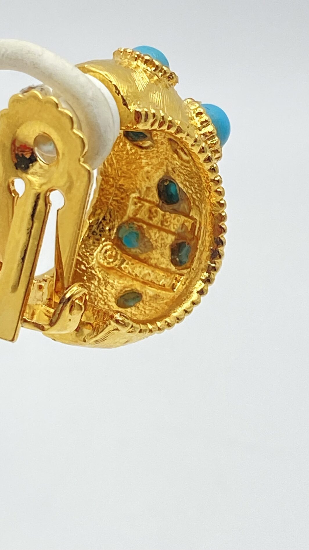 ORECCHINI VINTAGE FIRMATI “BOUCHER”, ANNI ’60, CON PASTE DI TURCHESE E METALLO GOLDTONE. - immagine 5