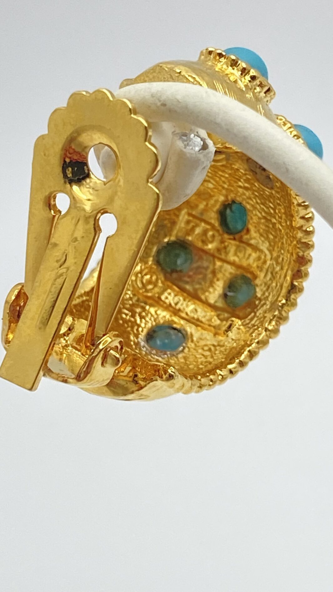 ORECCHINI VINTAGE FIRMATI “BOUCHER”, ANNI ’60, CON PASTE DI TURCHESE E METALLO GOLDTONE. - immagine 10