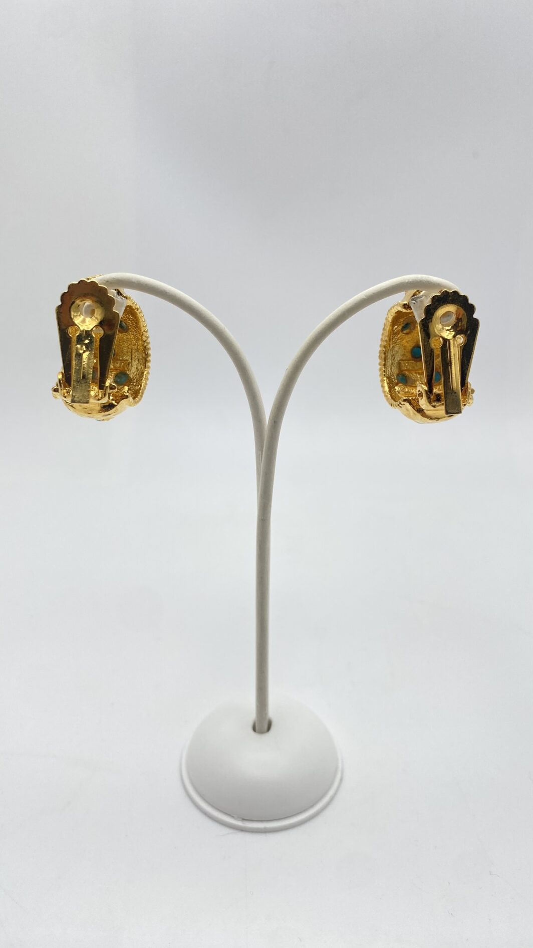 ORECCHINI VINTAGE FIRMATI “BOUCHER”, ANNI ’60, CON PASTE DI TURCHESE E METALLO GOLDTONE. - immagine 9
