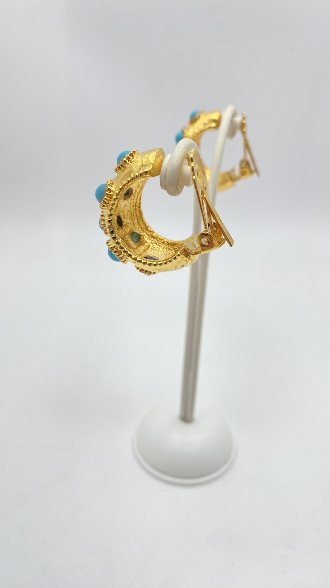 ORECCHINI VINTAGE FIRMATI “BOUCHER”, ANNI ’60, CON PASTE DI TURCHESE E METALLO GOLDTONE. - immagine 8