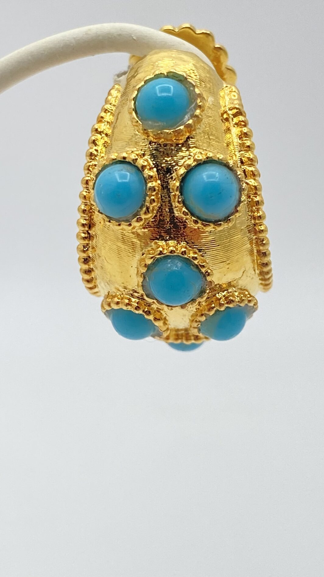 ORECCHINI VINTAGE FIRMATI “BOUCHER”, ANNI ’60, CON PASTE DI TURCHESE E METALLO GOLDTONE. - immagine 7