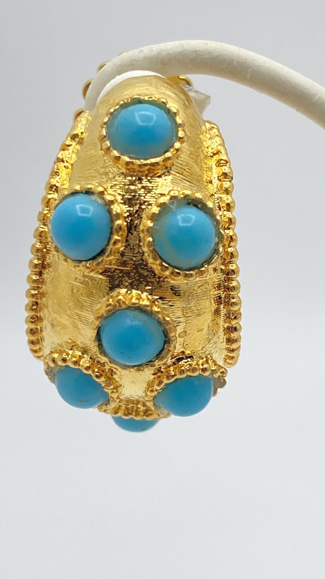 ORECCHINI VINTAGE FIRMATI “BOUCHER”, ANNI ’60, CON PASTE DI TURCHESE E METALLO GOLDTONE. - immagine 6