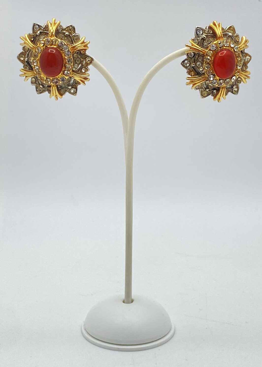 ORECCHINI VINTAGE FIRMATI “BIJOUX CASCIO”, ANNI ’40, IN METALLO GOLDTONE, CON PASTA DI VETRO COLOR CORNIOLA E STRASS DIAMOND-LIKE.