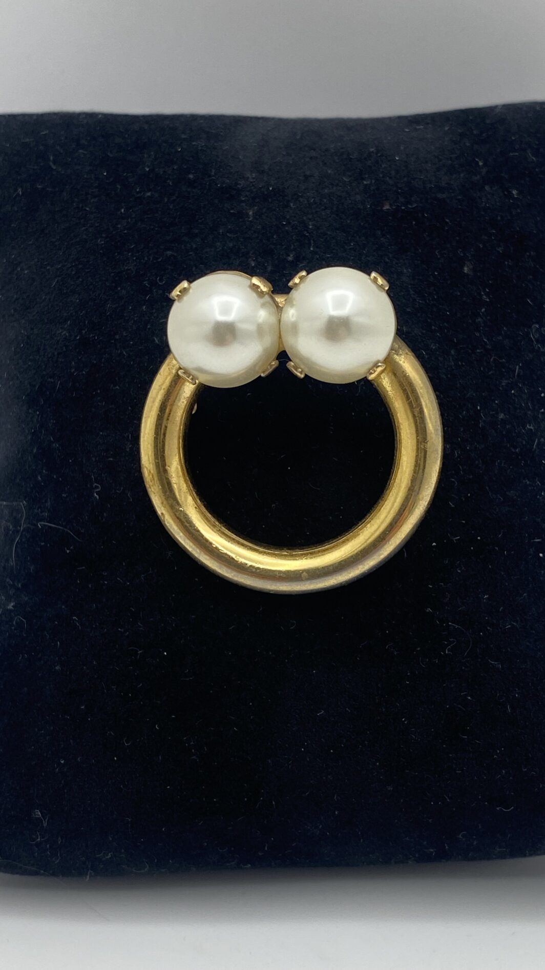 SPILLA VINTAGE FIRMATA “CHRISTIAN DIOR”, DATATA 1970, IN METALLO GOLDTONE  E PERLE BIJOUX. UN CAPOLAVORO DI STILE. - immagine 2