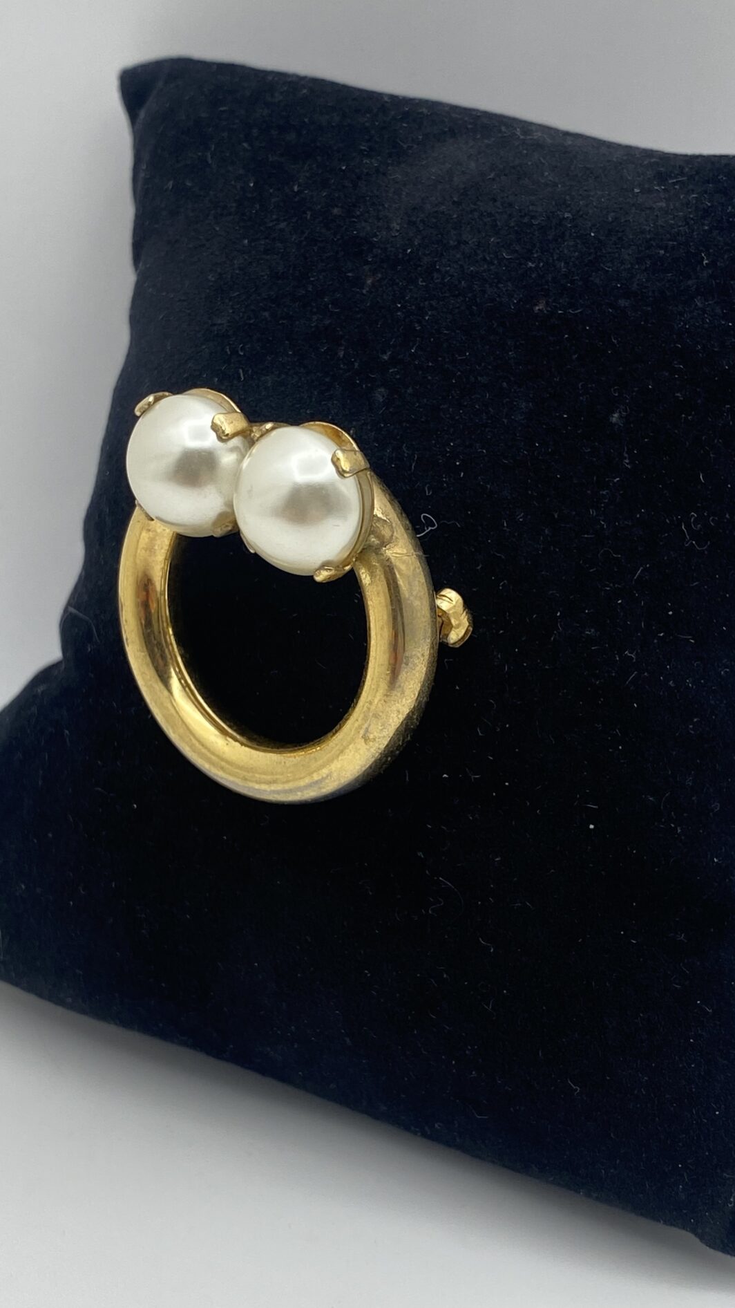 SPILLA VINTAGE FIRMATA “CHRISTIAN DIOR”, DATATA 1970, IN METALLO GOLDTONE  E PERLE BIJOUX. UN CAPOLAVORO DI STILE. - immagine 3