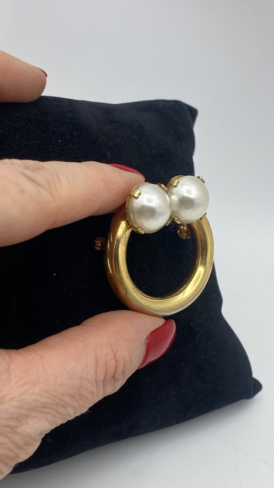 SPILLA VINTAGE FIRMATA “CHRISTIAN DIOR”, DATATA 1970, IN METALLO GOLDTONE  E PERLE BIJOUX. UN CAPOLAVORO DI STILE. - immagine 4