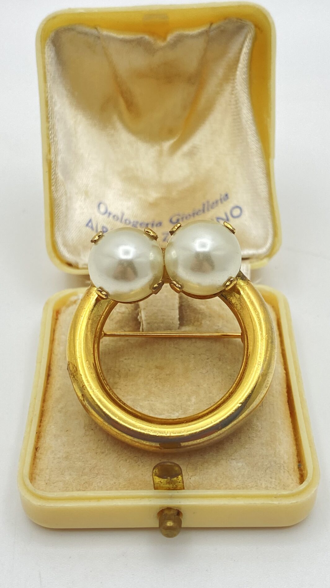 SPILLA VINTAGE FIRMATA “CHRISTIAN DIOR”, DATATA 1970, IN METALLO GOLDTONE  E PERLE BIJOUX. UN CAPOLAVORO DI STILE. - immagine 7
