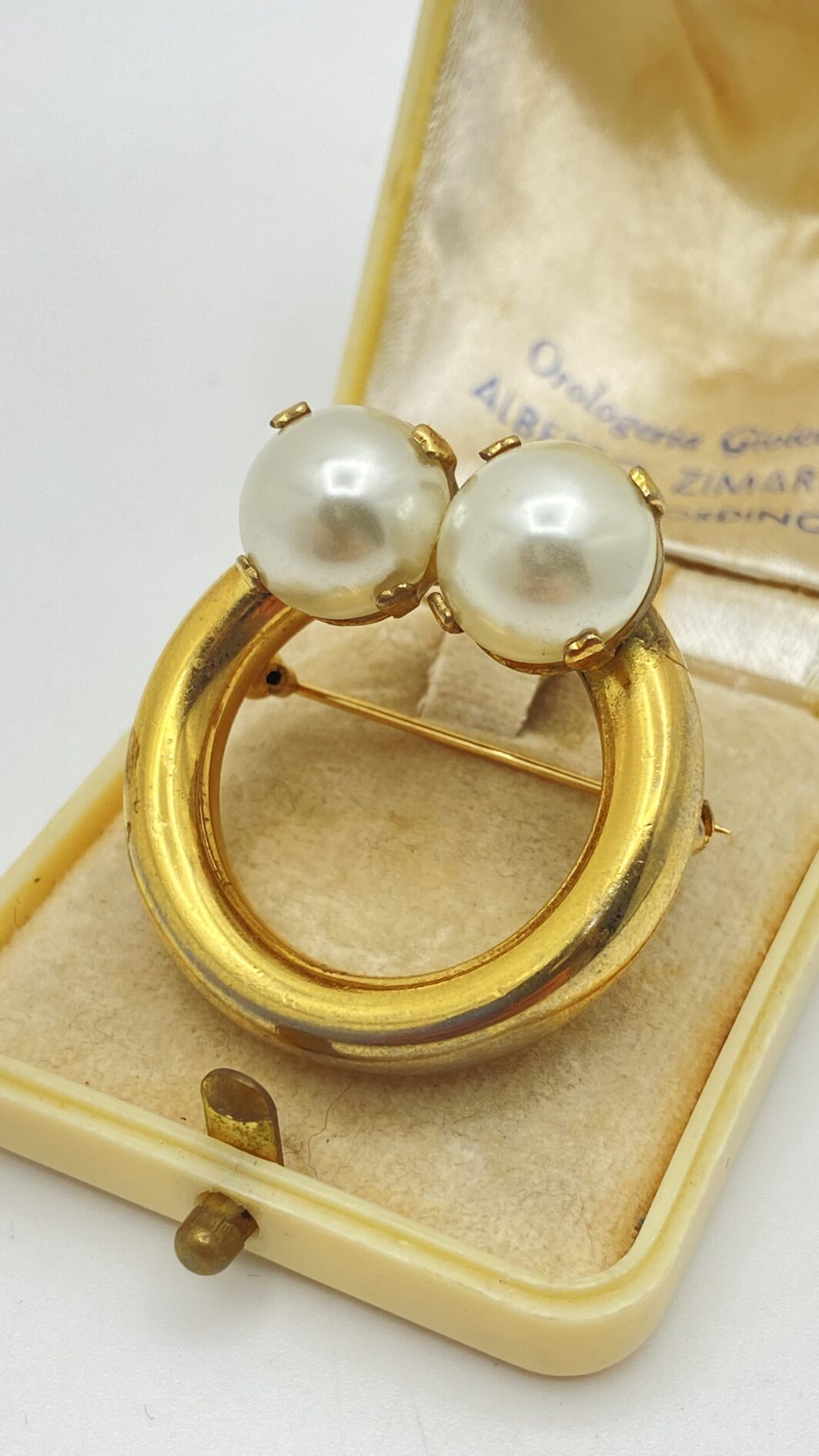 SPILLA VINTAGE FIRMATA “CHRISTIAN DIOR”, DATATA 1970, IN METALLO GOLDTONE  E PERLE BIJOUX. UN CAPOLAVORO DI STILE. - immagine 6