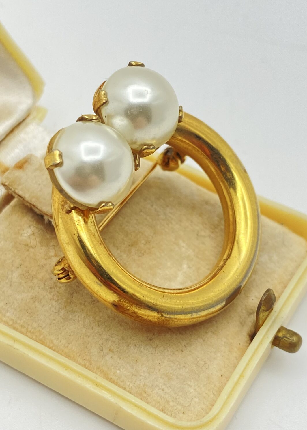 SPILLA VINTAGE FIRMATA “CHRISTIAN DIOR”, DATATA 1970, IN METALLO GOLDTONE  E PERLE BIJOUX. UN CAPOLAVORO DI STILE.