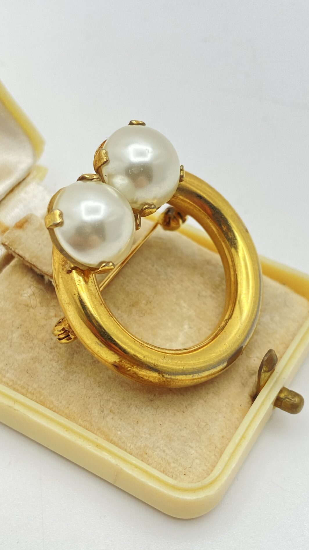SPILLA VINTAGE FIRMATA “CHRISTIAN DIOR”, DATATA 1970, IN METALLO GOLDTONE  E PERLE BIJOUX. UN CAPOLAVORO DI STILE.