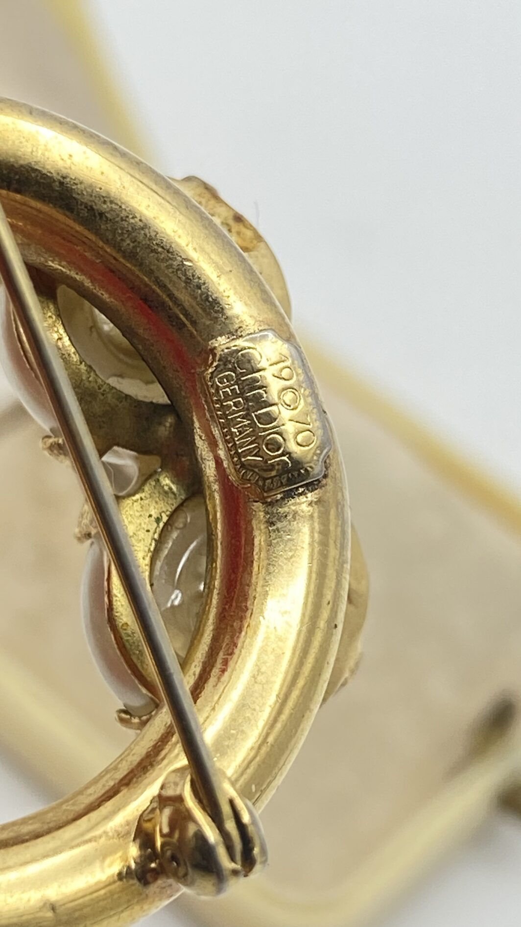 SPILLA VINTAGE FIRMATA “CHRISTIAN DIOR”, DATATA 1970, IN METALLO GOLDTONE  E PERLE BIJOUX. UN CAPOLAVORO DI STILE. - immagine 8
