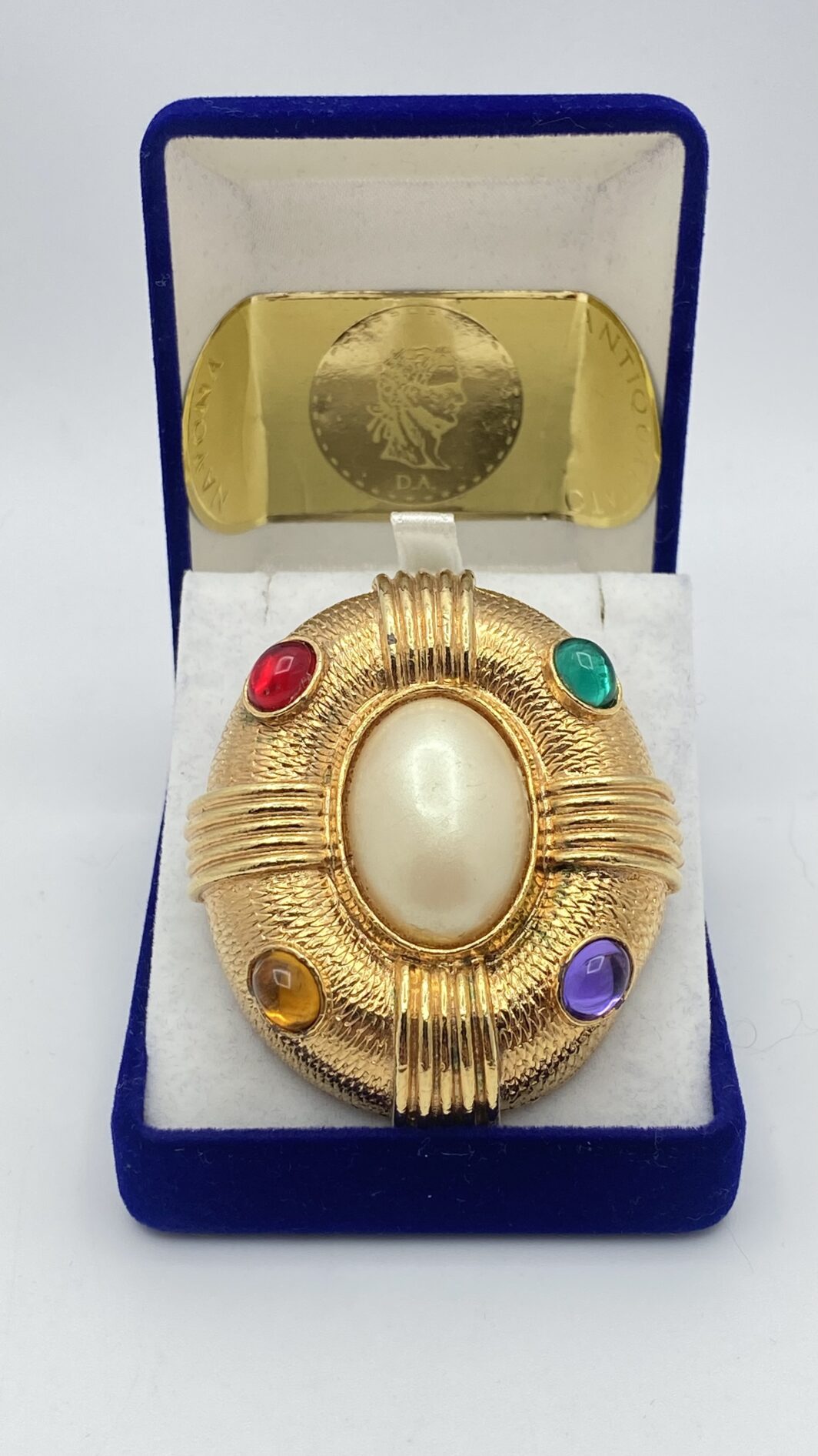 GRINTOSA SPILLA VINTAGE ANNI ’80 IN METALLO GOLDTONE, CON PERLA CENTRALE E PASTE POLICROME - immagine 2
