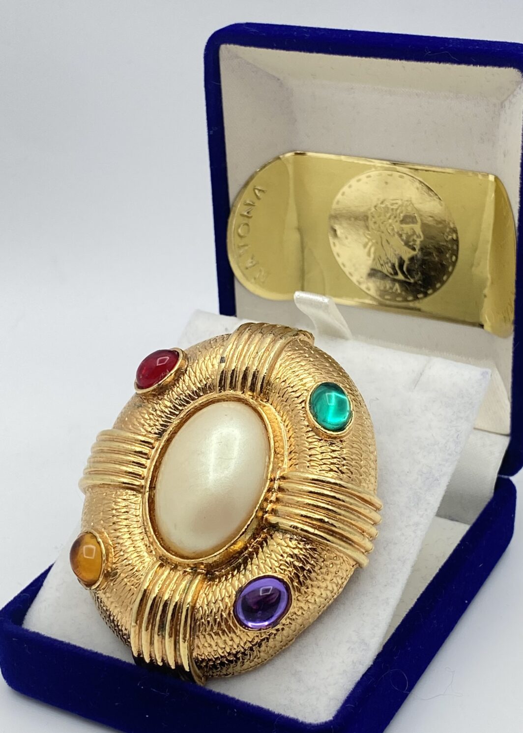 GRINTOSA SPILLA VINTAGE ANNI ’80 IN METALLO GOLDTONE, CON PERLA CENTRALE E PASTE POLICROME