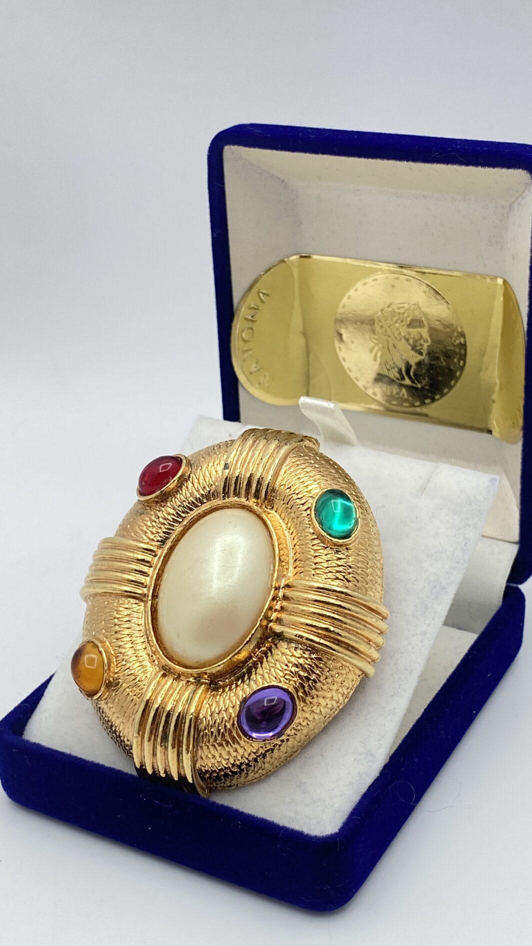 GRINTOSA SPILLA VINTAGE ANNI ’80 IN METALLO GOLDTONE, CON PERLA CENTRALE E PASTE POLICROME