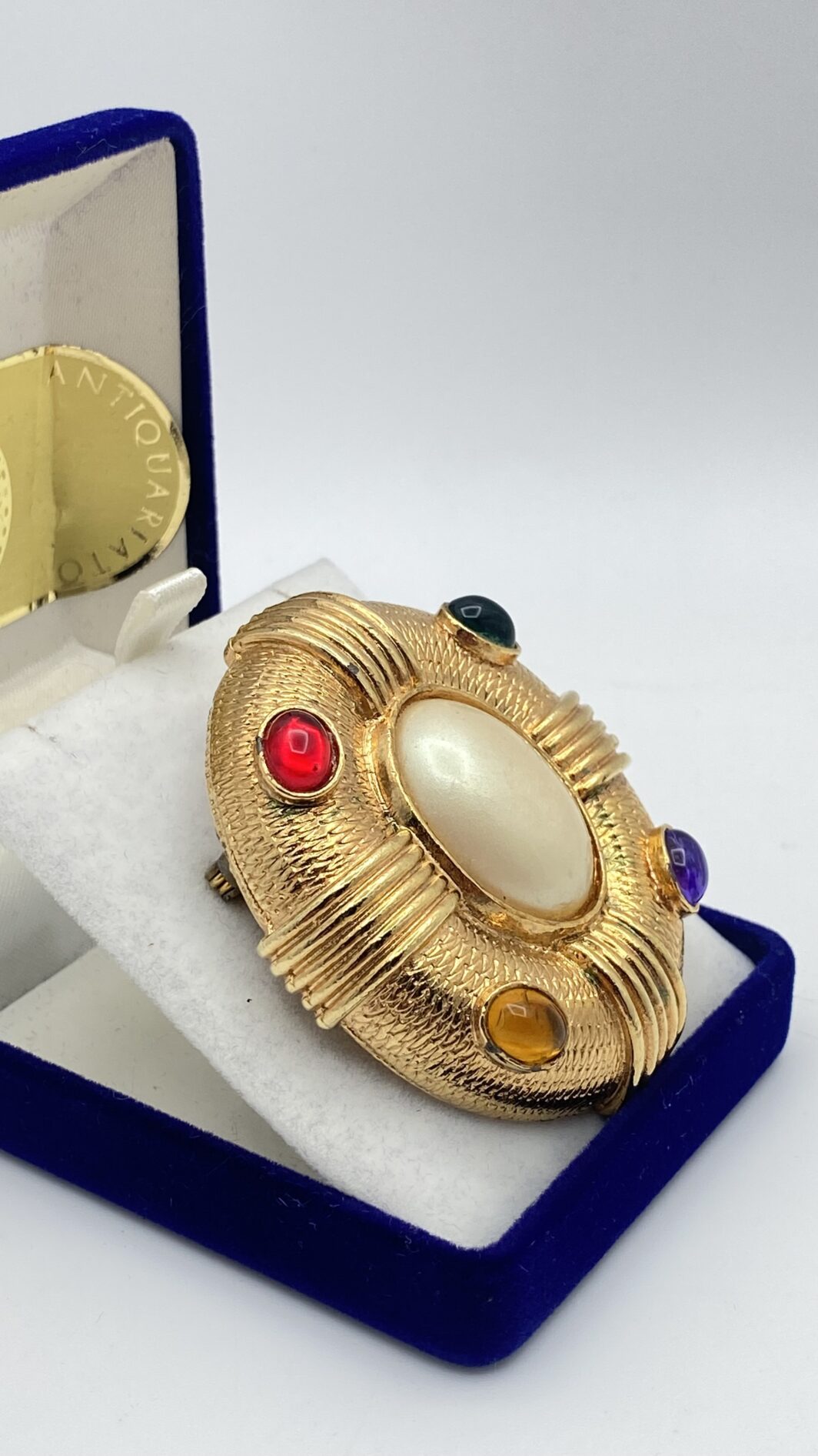 GRINTOSA SPILLA VINTAGE ANNI ’80 IN METALLO GOLDTONE, CON PERLA CENTRALE E PASTE POLICROME - immagine 4