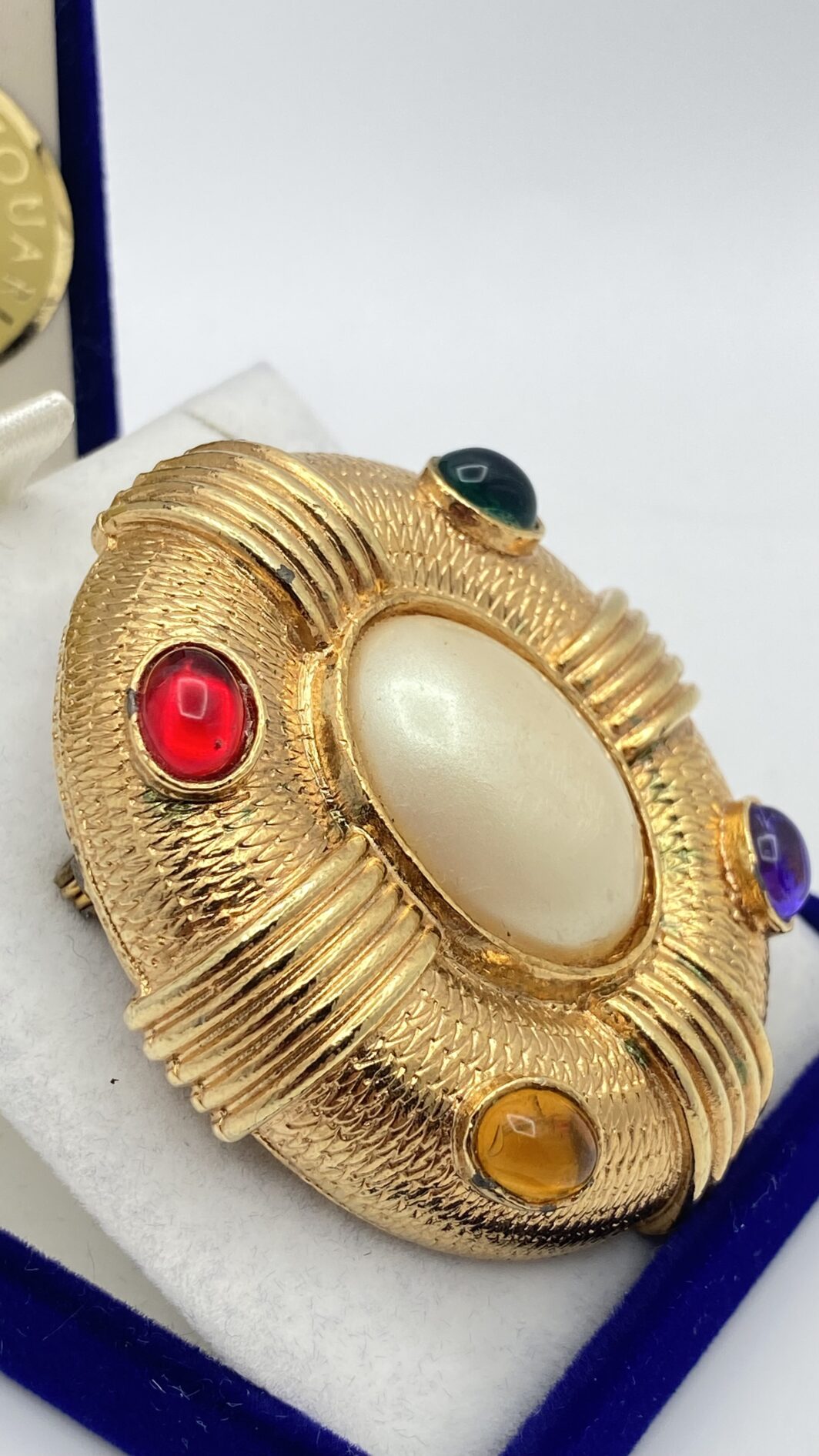 GRINTOSA SPILLA VINTAGE ANNI ’80 IN METALLO GOLDTONE, CON PERLA CENTRALE E PASTE POLICROME - immagine 5