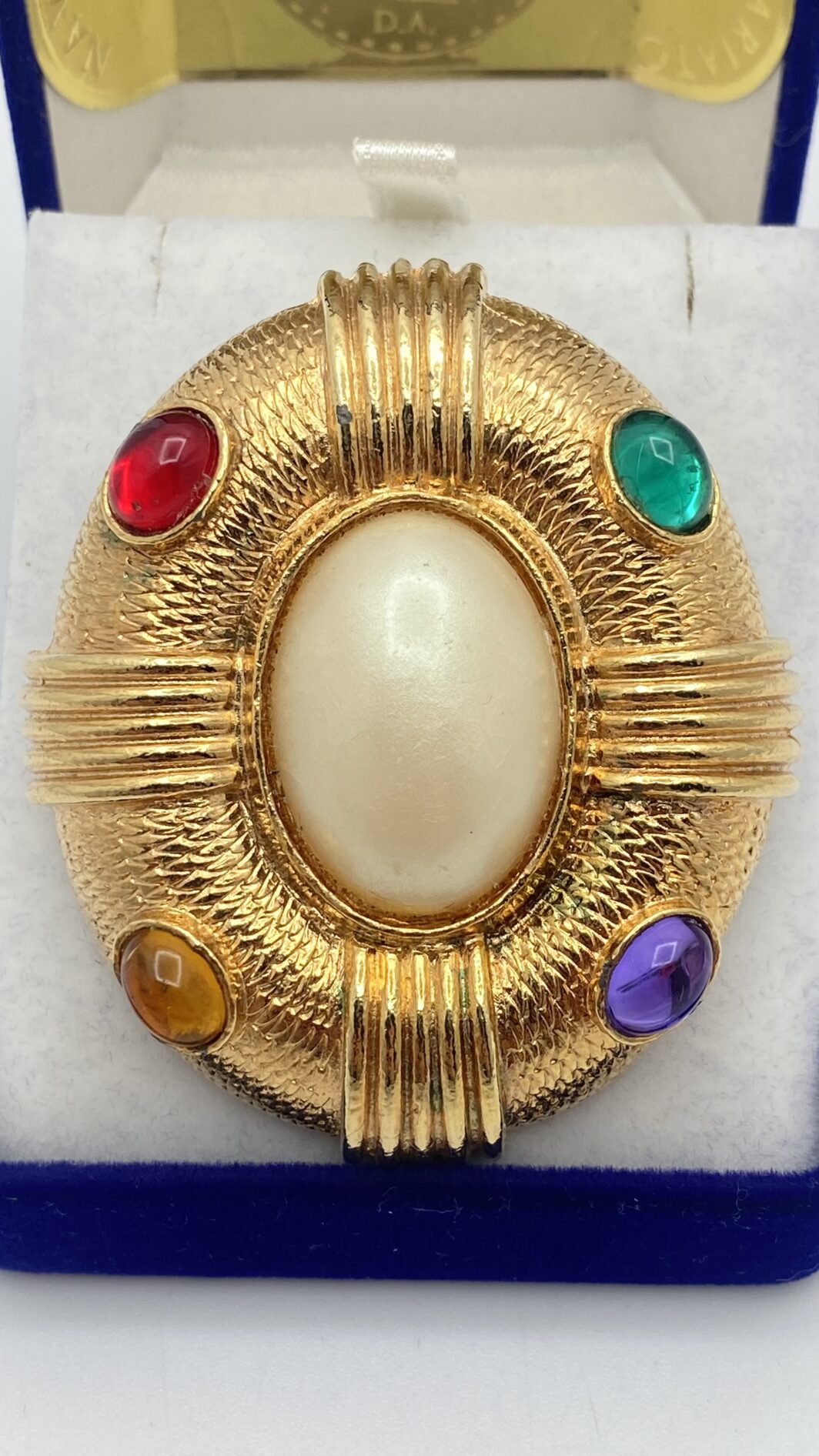 GRINTOSA SPILLA VINTAGE ANNI ’80 IN METALLO GOLDTONE, CON PERLA CENTRALE E PASTE POLICROME - immagine 6