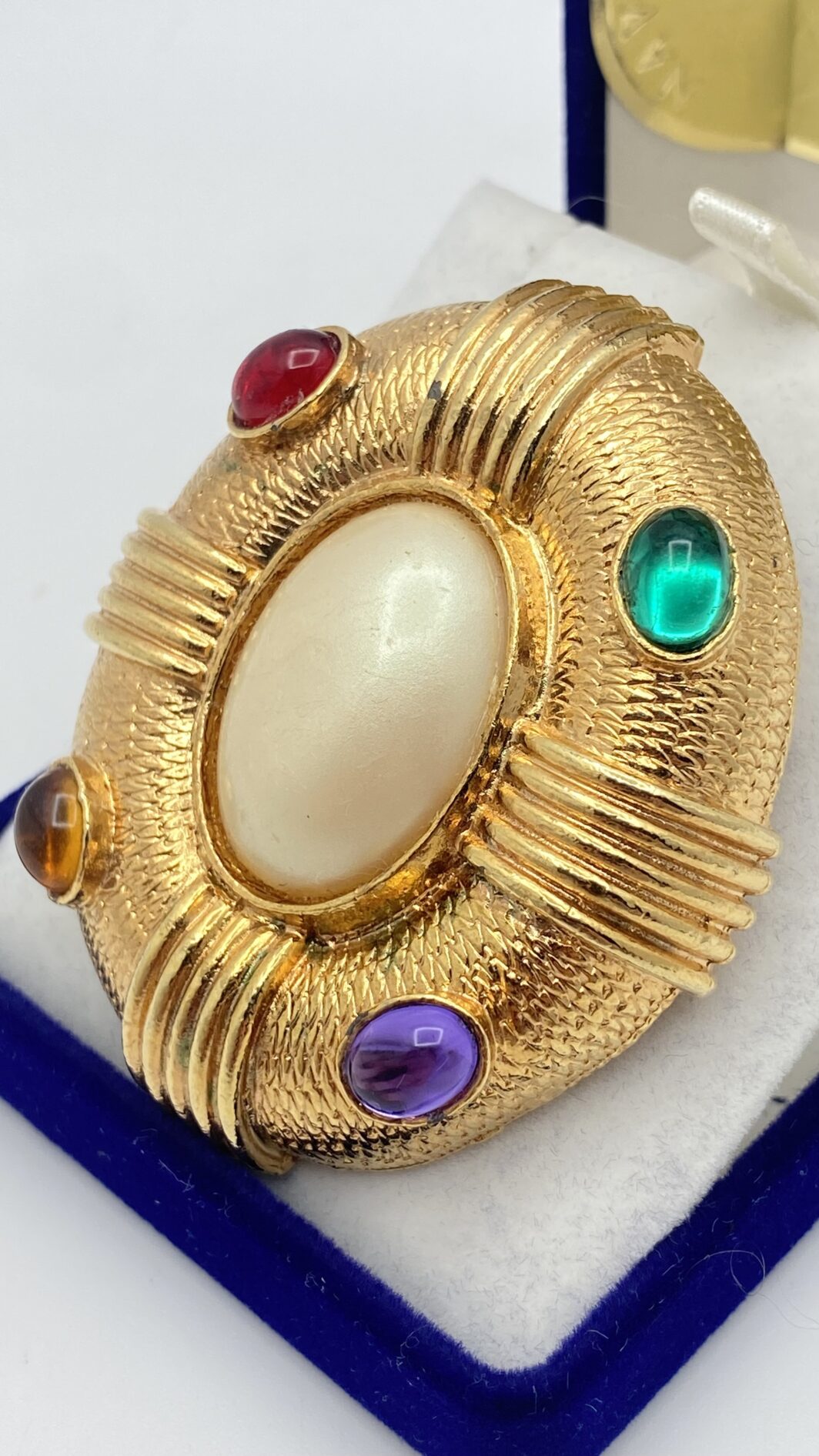 GRINTOSA SPILLA VINTAGE ANNI ’80 IN METALLO GOLDTONE, CON PERLA CENTRALE E PASTE POLICROME - immagine 7