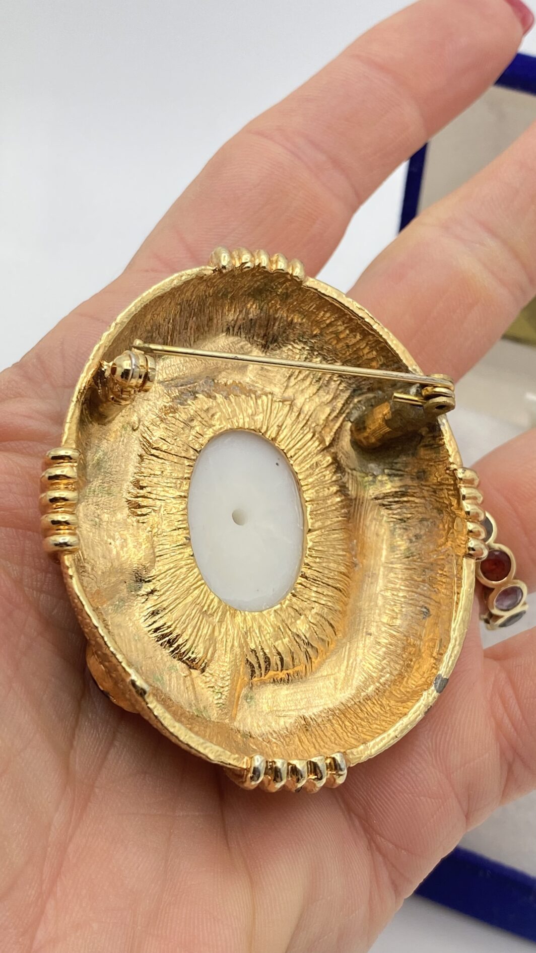 GRINTOSA SPILLA VINTAGE ANNI ’80 IN METALLO GOLDTONE, CON PERLA CENTRALE E PASTE POLICROME - immagine 8