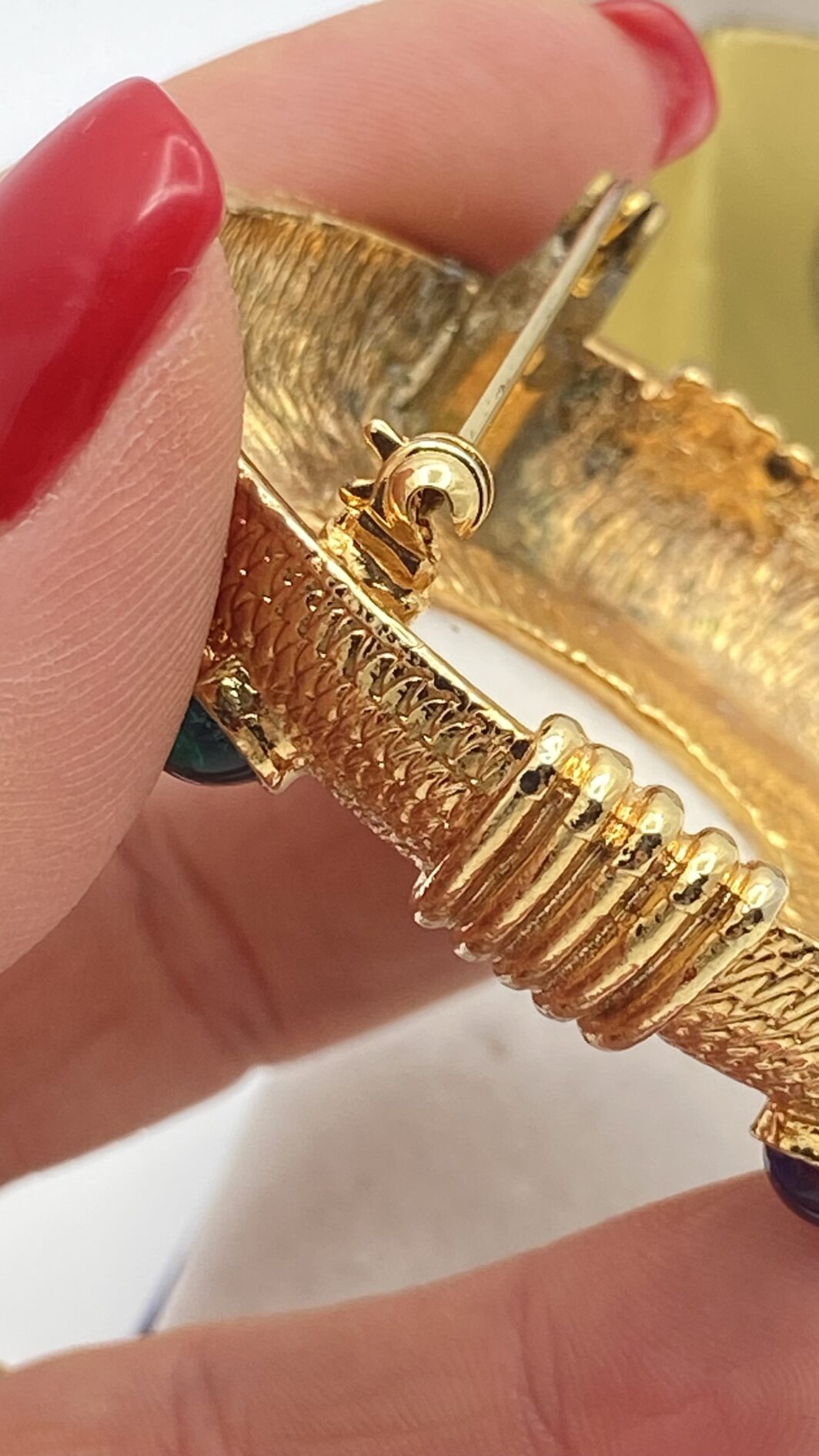 GRINTOSA SPILLA VINTAGE ANNI ’80 IN METALLO GOLDTONE, CON PERLA CENTRALE E PASTE POLICROME - immagine 9