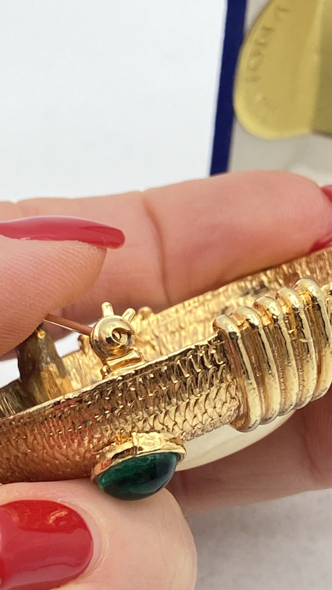GRINTOSA SPILLA VINTAGE ANNI ’80 IN METALLO GOLDTONE, CON PERLA CENTRALE E PASTE POLICROME - immagine 10