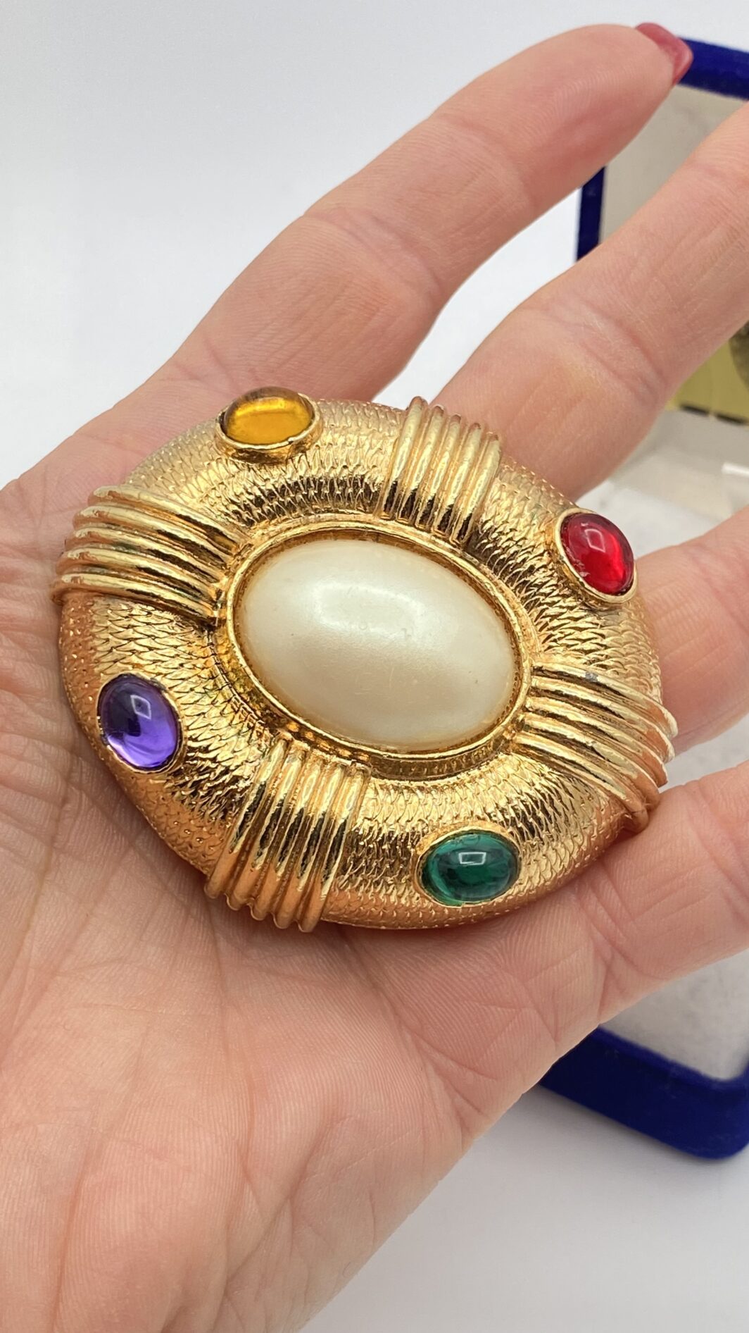 GRINTOSA SPILLA VINTAGE ANNI ’80 IN METALLO GOLDTONE, CON PERLA CENTRALE E PASTE POLICROME - immagine 11