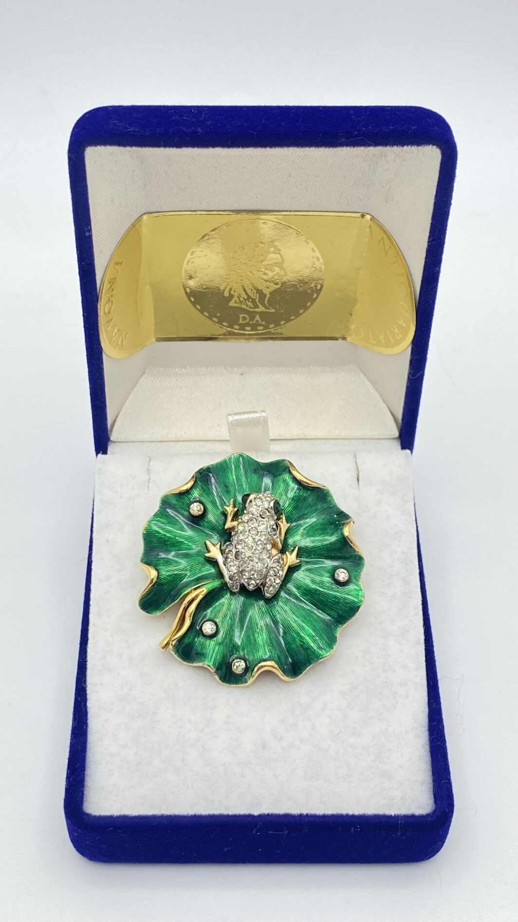 MERAVIGLIOSA SPILLA FIRMATA PANETTA VINTAGE ANNI ’60 IN METALLO GOLDTONE CON FOGLIA DI NINFEA SMALTATA E RANOCCHIETTA CON STRASS DIAMOND-LIKE - immagine 11