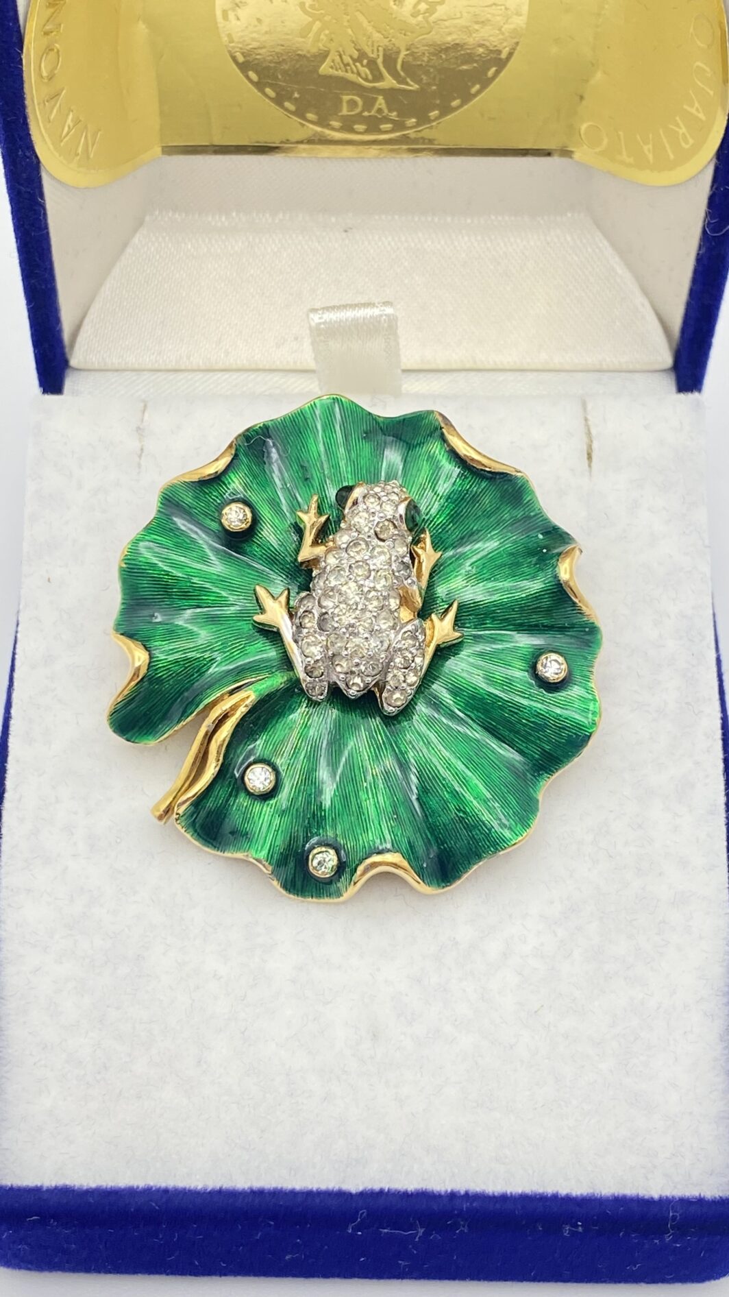 MERAVIGLIOSA SPILLA FIRMATA PANETTA VINTAGE ANNI ’60 IN METALLO GOLDTONE CON FOGLIA DI NINFEA SMALTATA E RANOCCHIETTA CON STRASS DIAMOND-LIKE - immagine 10