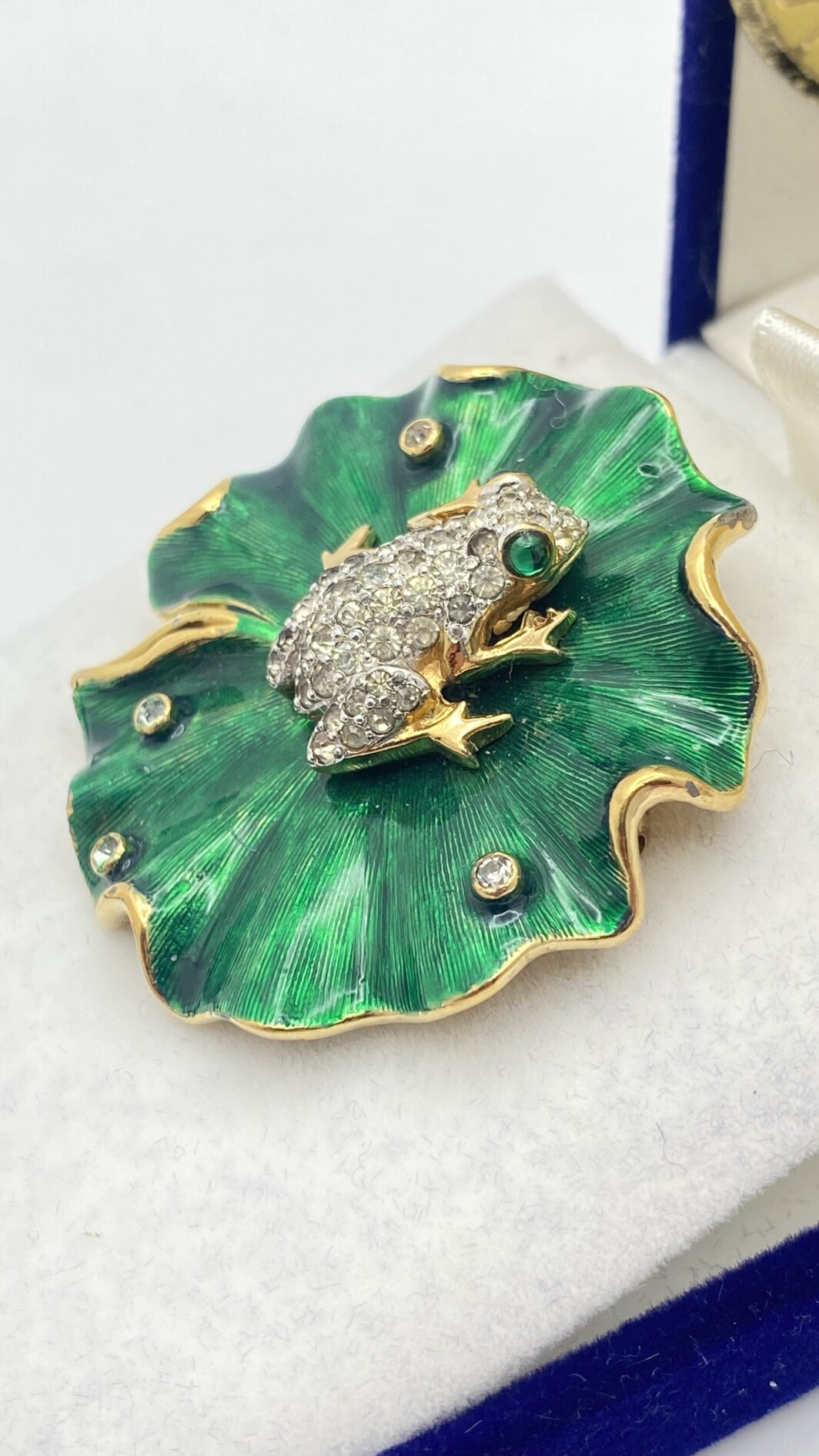 MERAVIGLIOSA SPILLA FIRMATA PANETTA VINTAGE ANNI ’60 IN METALLO GOLDTONE CON FOGLIA DI NINFEA SMALTATA E RANOCCHIETTA CON STRASS DIAMOND-LIKE - immagine 9