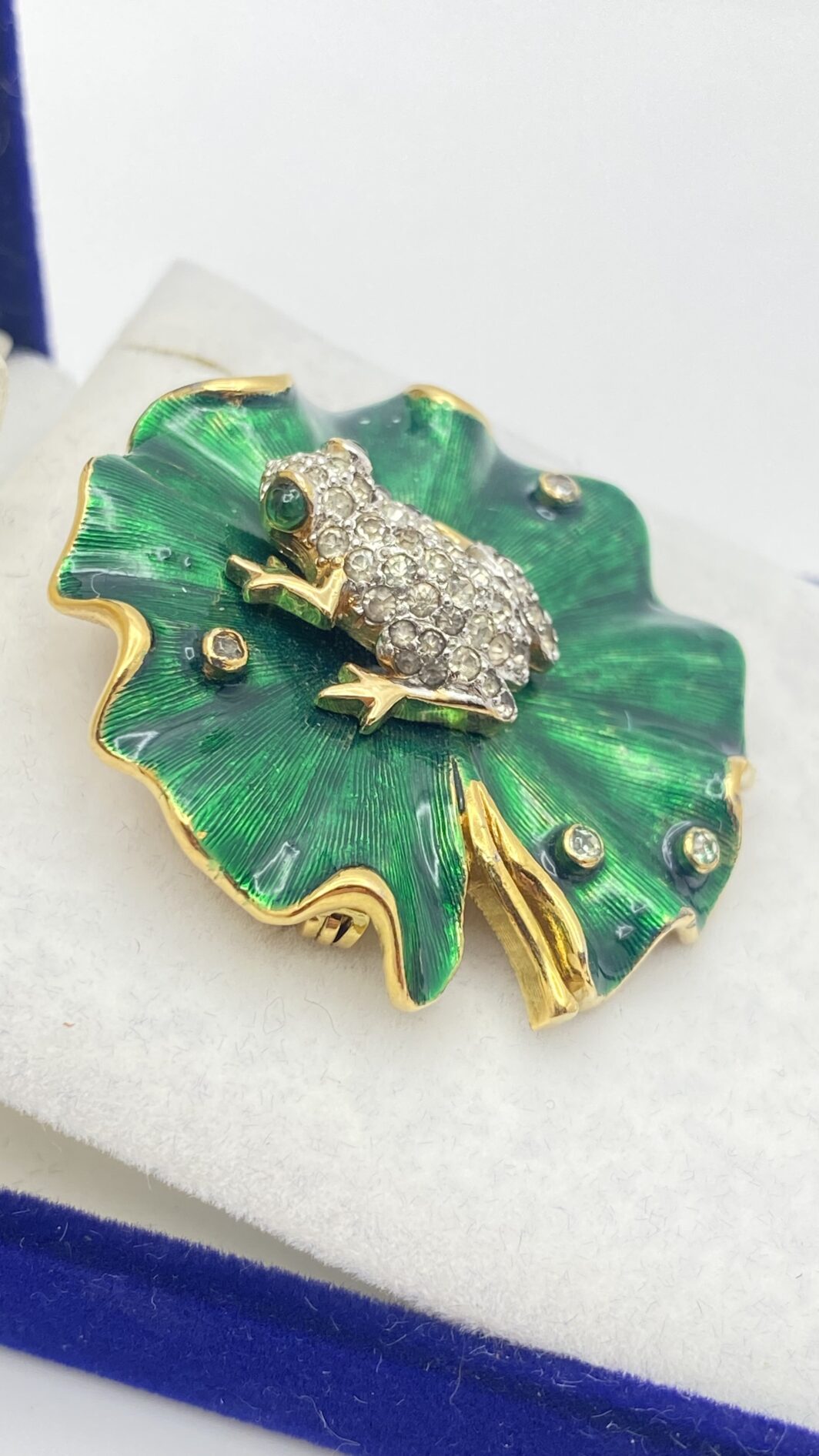 MERAVIGLIOSA SPILLA FIRMATA PANETTA VINTAGE ANNI ’60 IN METALLO GOLDTONE CON FOGLIA DI NINFEA SMALTATA E RANOCCHIETTA CON STRASS DIAMOND-LIKE - immagine 8