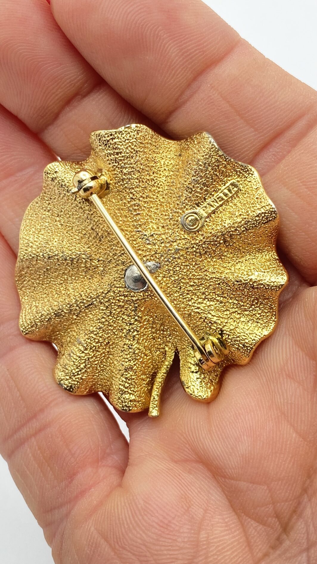 MERAVIGLIOSA SPILLA FIRMATA PANETTA VINTAGE ANNI ’60 IN METALLO GOLDTONE CON FOGLIA DI NINFEA SMALTATA E RANOCCHIETTA CON STRASS DIAMOND-LIKE - immagine 6