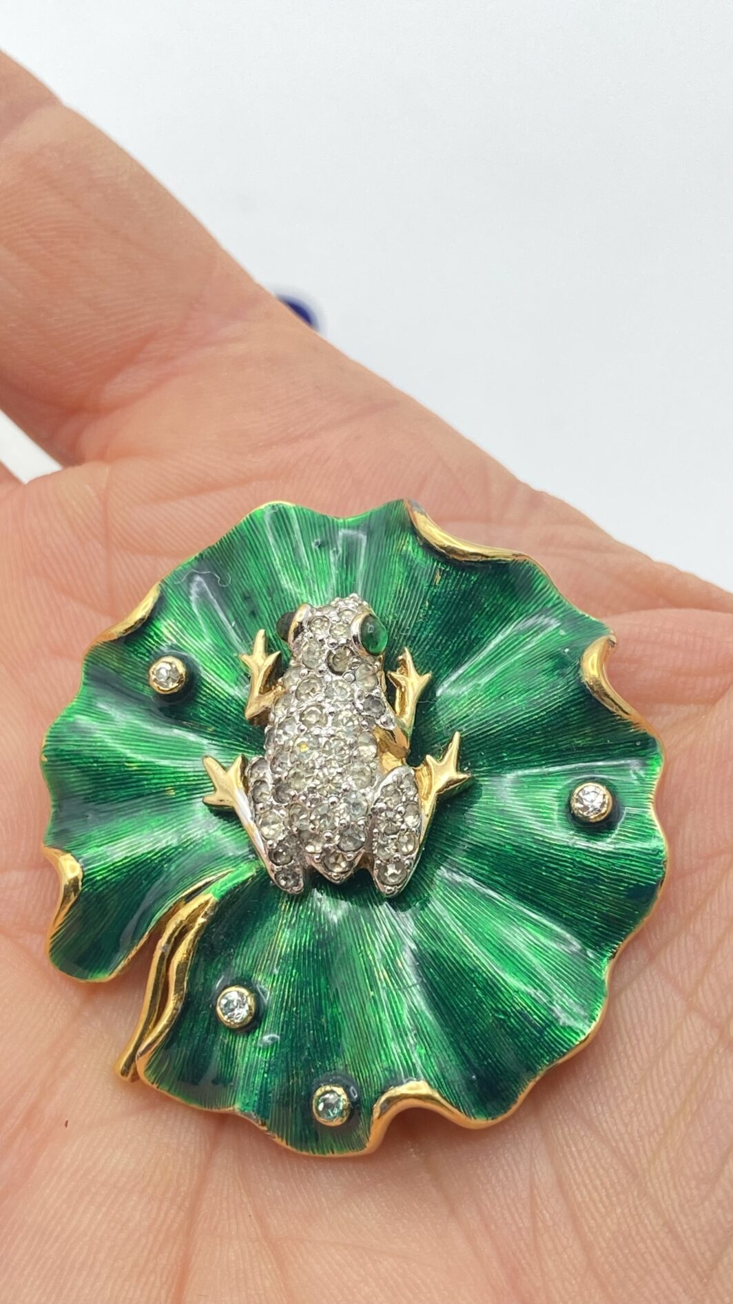 MERAVIGLIOSA SPILLA FIRMATA PANETTA VINTAGE ANNI ’60 IN METALLO GOLDTONE CON FOGLIA DI NINFEA SMALTATA E RANOCCHIETTA CON STRASS DIAMOND-LIKE - immagine 5