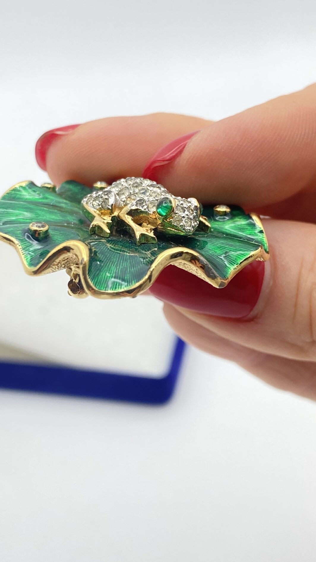 MERAVIGLIOSA SPILLA FIRMATA PANETTA VINTAGE ANNI ’60 IN METALLO GOLDTONE CON FOGLIA DI NINFEA SMALTATA E RANOCCHIETTA CON STRASS DIAMOND-LIKE - immagine 3