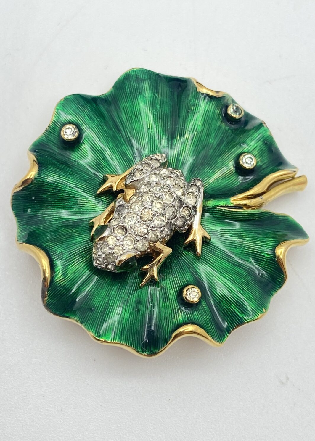 MERAVIGLIOSA SPILLA FIRMATA PANETTA VINTAGE ANNI ’60 IN METALLO GOLDTONE CON FOGLIA DI NINFEA SMALTATA E RANOCCHIETTA CON STRASS DIAMOND-LIKE