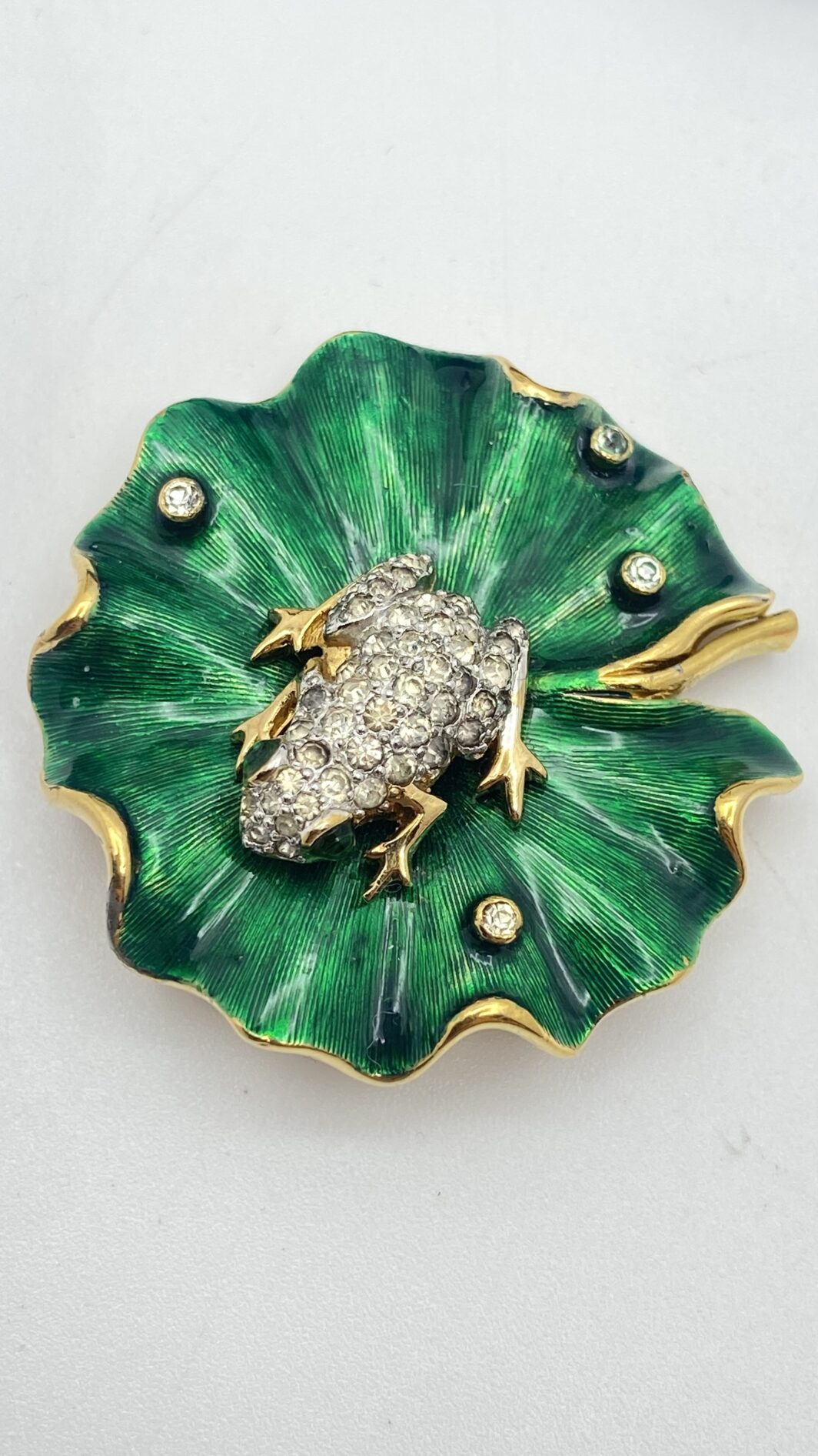 MERAVIGLIOSA SPILLA FIRMATA PANETTA VINTAGE ANNI ’60 IN METALLO GOLDTONE CON FOGLIA DI NINFEA SMALTATA E RANOCCHIETTA CON STRASS DIAMOND-LIKE