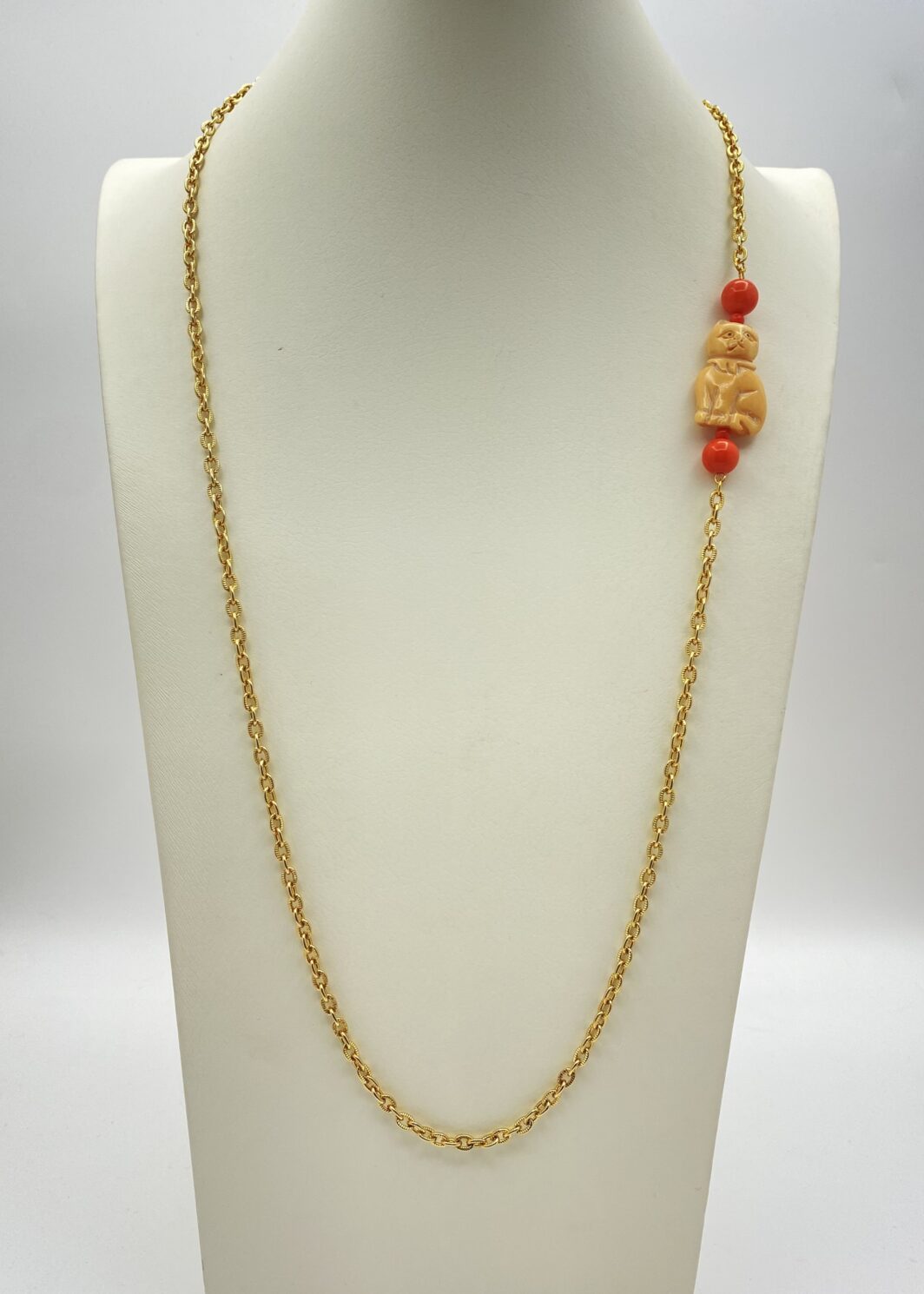 COLLANA ART DÉCO IN METALLO GOLDTONE CON GATTO IN AVORIO E CORALLO ROSSO. FRANCIA, PRIMA METÀ XX sec.
