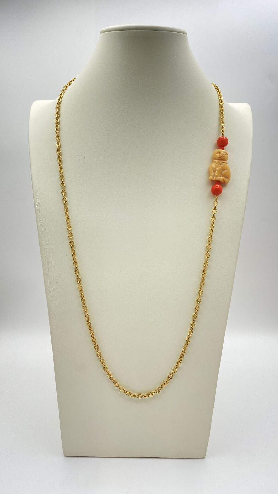 COLLANA ART DÉCO IN METALLO GOLDTONE CON GATTO IN AVORIO E CORALLO ROSSO. FRANCIA, PRIMA METÀ XX sec.