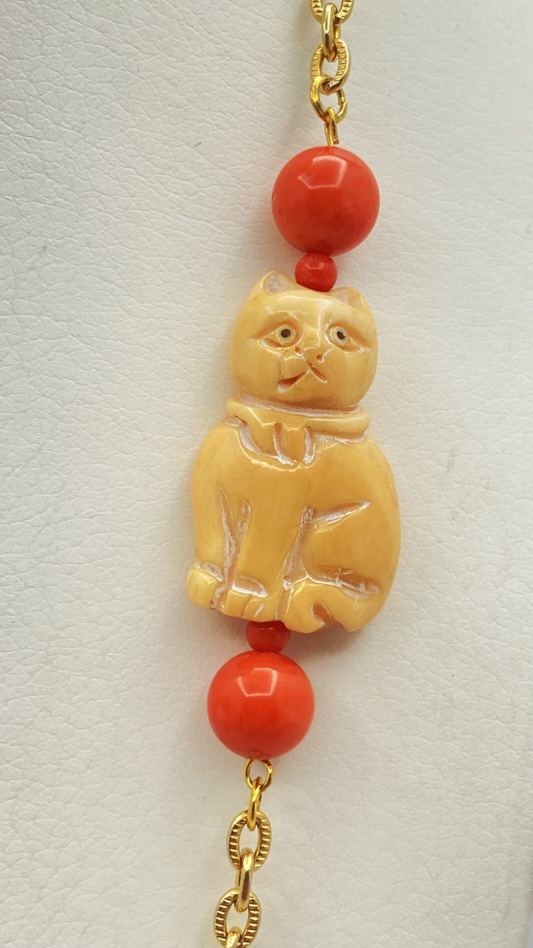 COLLANA ART DÉCO IN METALLO GOLDTONE CON GATTO IN AVORIO E CORALLO ROSSO. FRANCIA, PRIMA METÀ XX sec. - immagine 3