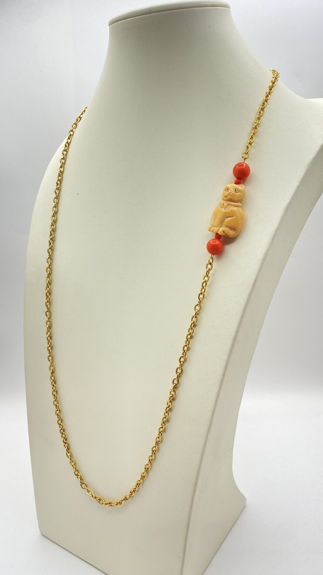 COLLANA ART DÉCO IN METALLO GOLDTONE CON GATTO IN AVORIO E CORALLO ROSSO. FRANCIA, PRIMA METÀ XX sec. - immagine 4